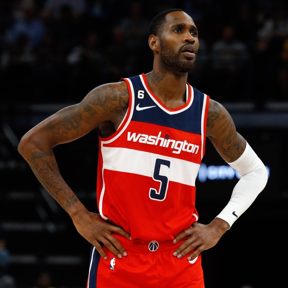 国王杯今晚再迎强敌，密尔沃基雄鹿官宣签约，主帅态度：压力陡增，资深球员宣示担当的简单介绍