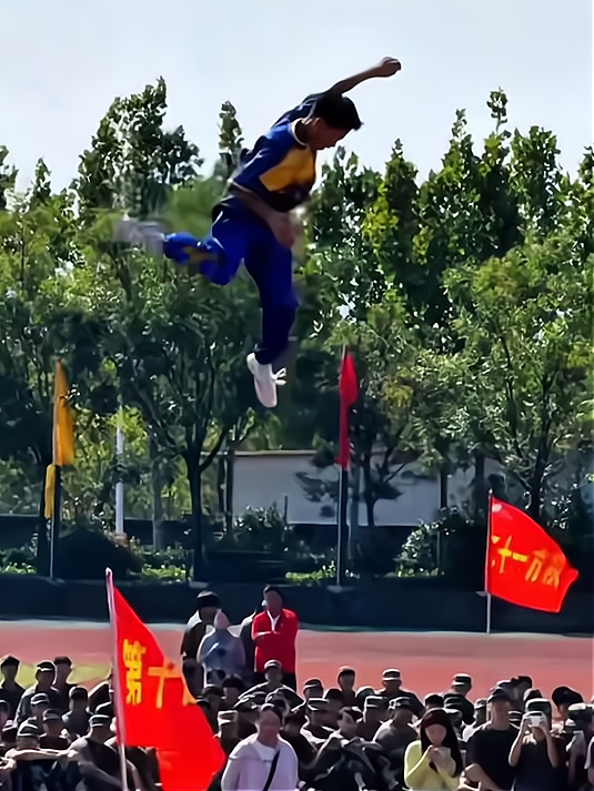 九游娱乐平台 -本菲卡训练开放日，关键时刻篮板制胜引欢呼，社区盾在即，医务组通报恢复 