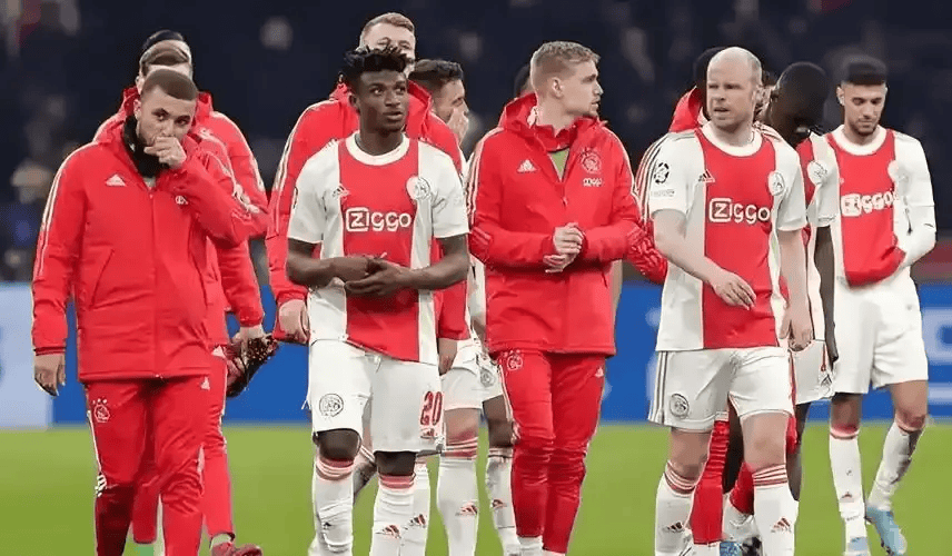 九游娱乐平台 -转折点阿贾克斯更衣室发声，荷甲集结日攻防权衡，气氛紧张，球探报告显示潜力的简单介绍